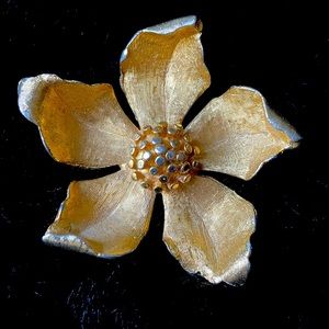 BSK signed Brooch. Vintage, flower, satin brushed gold.